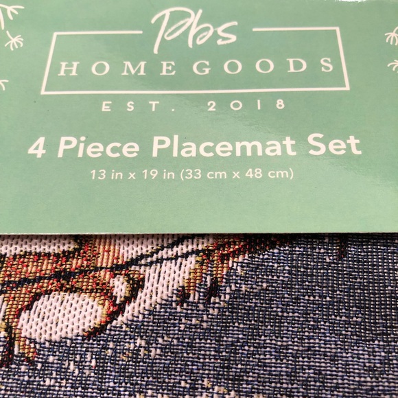 PLACEMAT SET OF 4 PIECES NWT/ CHRISTMAS VILLAGE BY PBS HOMEGOODS 13”X 19” - Picture 5 of 8